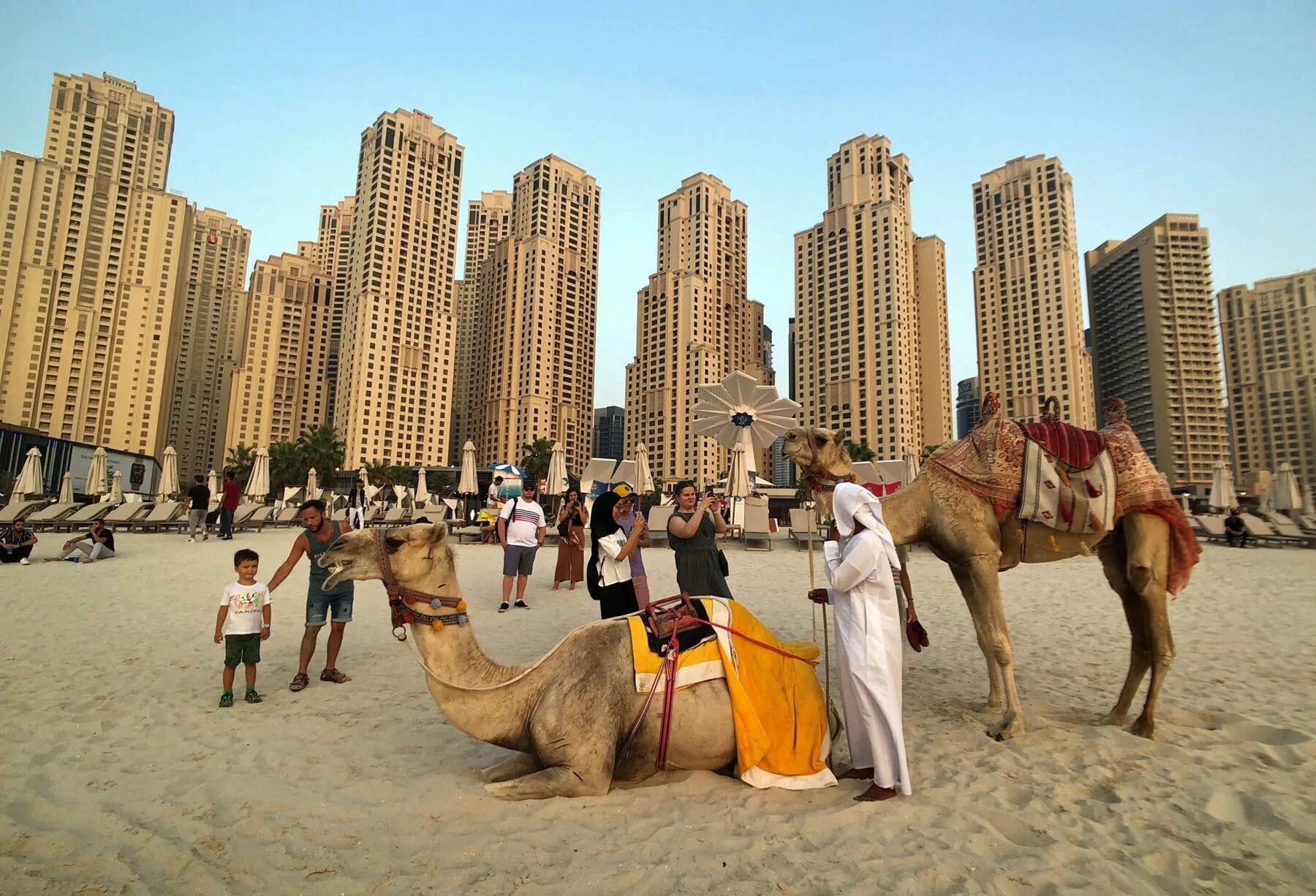 Дубай United arab Emirates. Население Абу Даби. Туристы в Дубае. Дубай 2002.