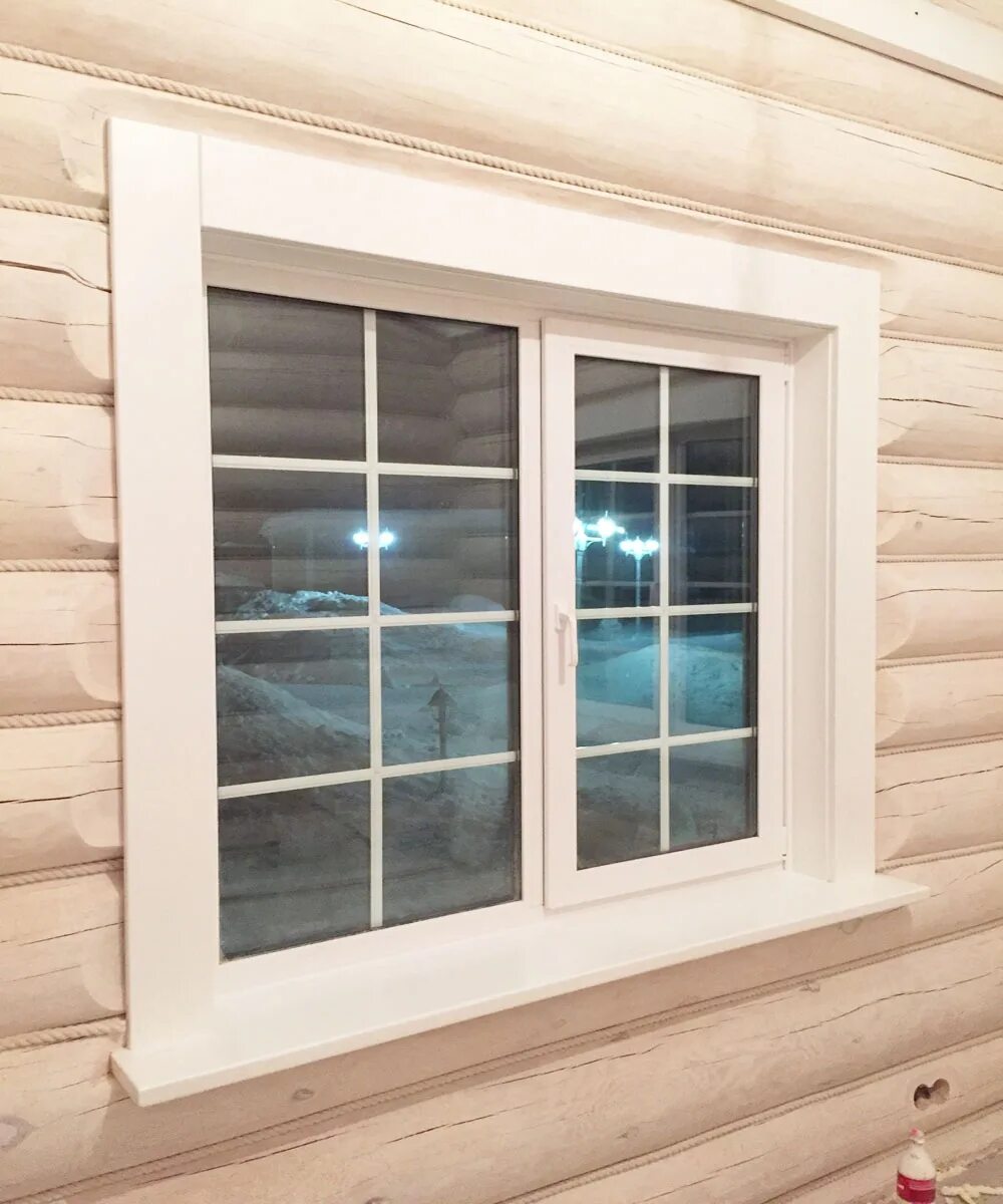 Купить окна в деревянный дом. Окна в деревянном доме. Наличники на окна деревянные. Наличники на окна в деревянном доме. Обналичка на окна в деревянном доме.