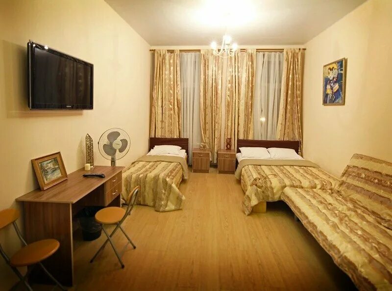 гостиница капитал санкт петербург. гостиница капитал санкт петербург. отель капитал на садовой улице дом 34 спб. гостиница капитал санкт петербург. комната охраны с кроватью.