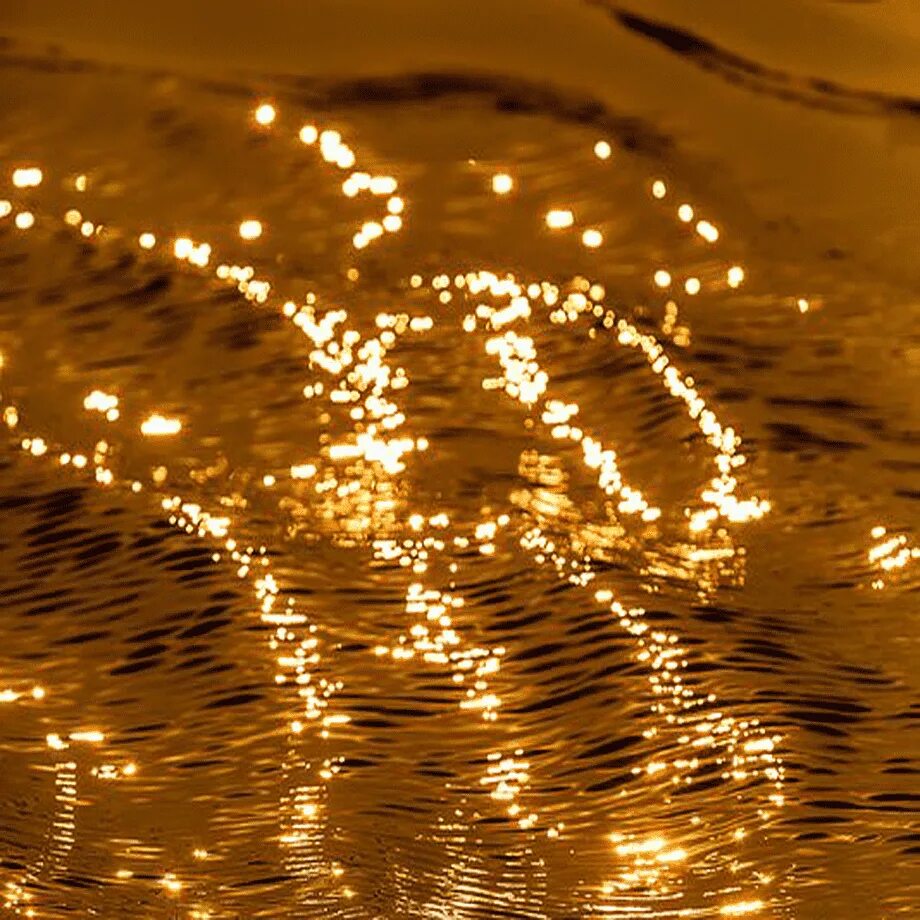 Gold night. Золотая вода. Свечение золота. Золотистое свечение. Золото сияет.