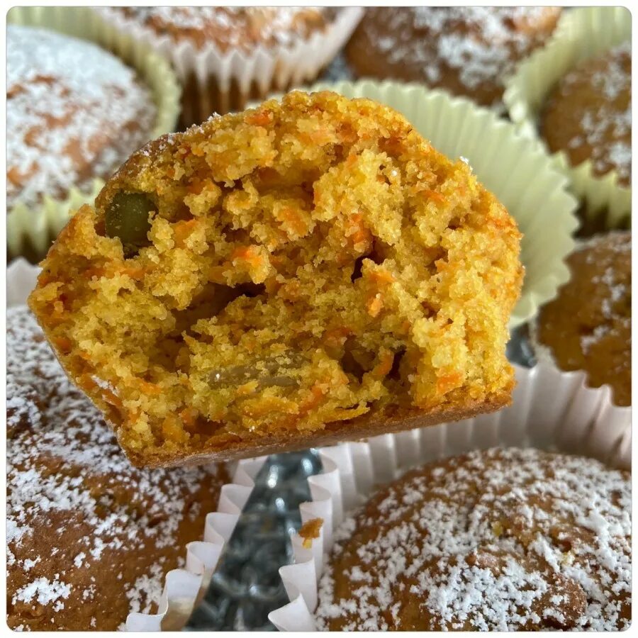 кексы из тыквы с тыквенными семечками. тыквенные кексы пп. маффины из амарантовой муки. кекс из тыквы. тыквенный кекс украшение цветами.