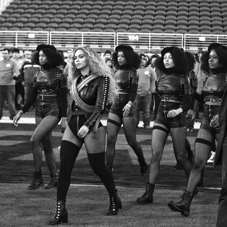 Beyonce world girl. Бейонсе супербоул 2016. Бейонсе формейшн. Черные пантеры США. Черные пантеры организация.
