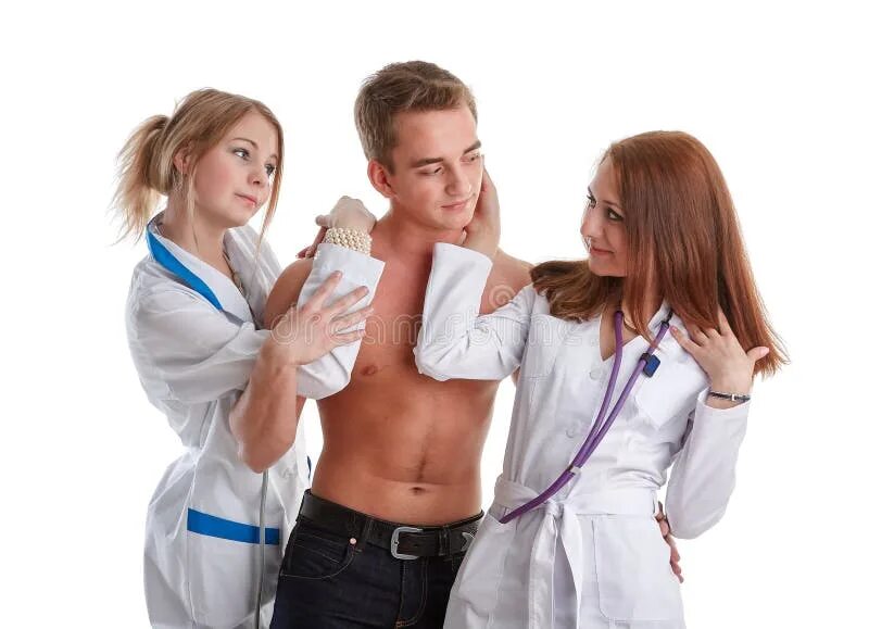 Девушка медсестра и парень. Медсестра беседует с пациентом в постели фото. Медсестра лечит. Девушка медсестра и парень. Больной и две медсестры.