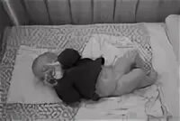 Новорожденный без памперса. Новорожденный в подгузнике. Маленьких деток без памперса. Новорожденные в памперсе. Подгузники из марли.