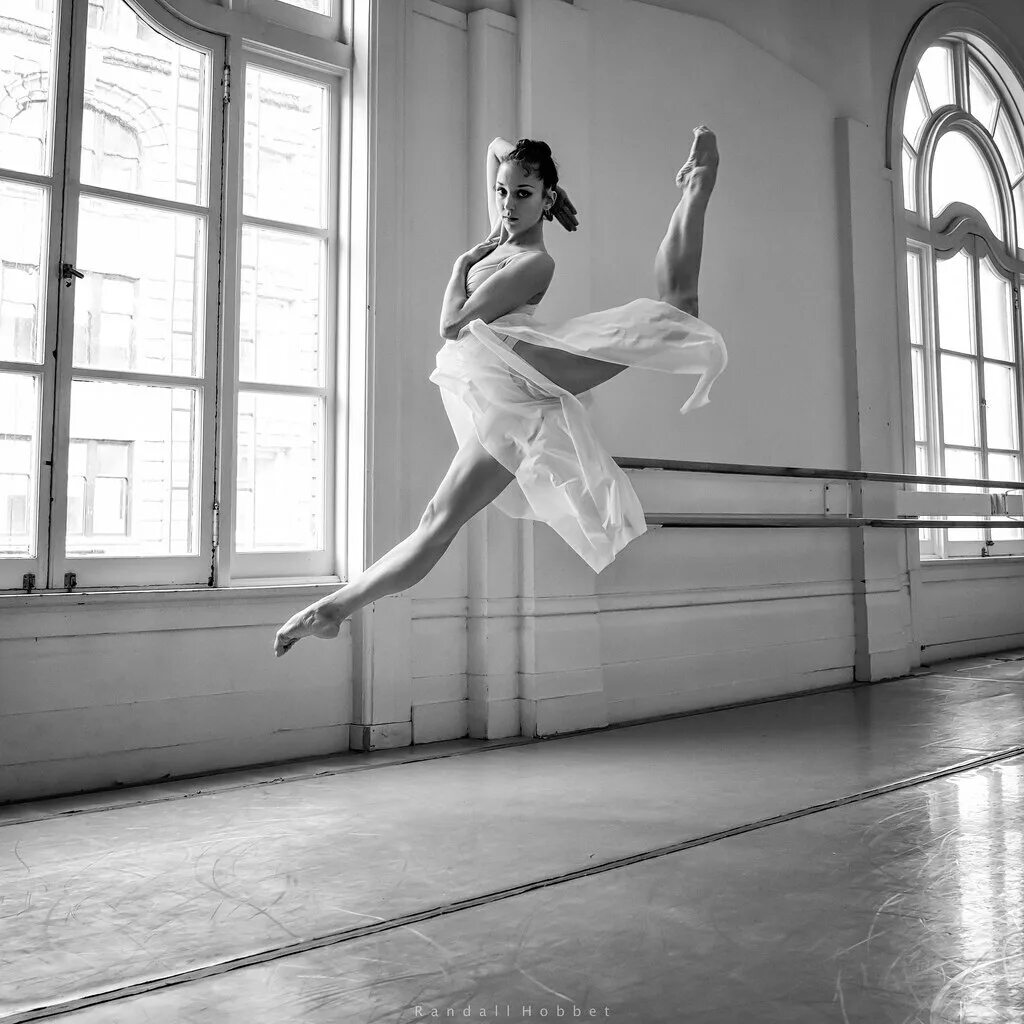 Танцующие люди на улице. Танцевать до самого утра. Танцы девушек. Танцевать до самого утра. Танцевать до самого утра.