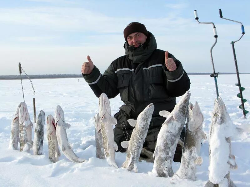 рыболовство в сибири. рыбалка на ямале. новый уренгой рыбалка. мужчина на зимней рыбалке. уренгой рыбалка.