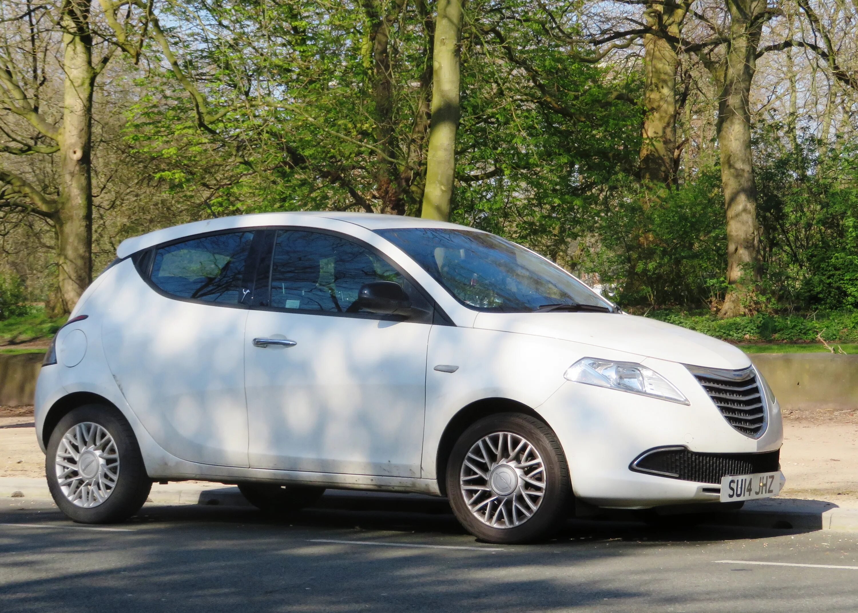 Лянча автомобиль 2024. Крайслер Ипсилон. Лянча автомобиль 2023. Lancia Ypsilon робот. Лянча автомобиль 2022.