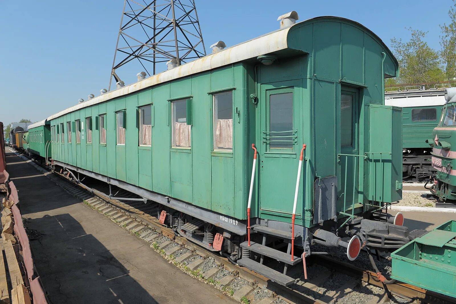 Продам вагоны. 61-4447 вагон пассажирский купейный. Вагон б. Бытовой вагон 2 х секционный. Пассажирский вагон цмво 66.