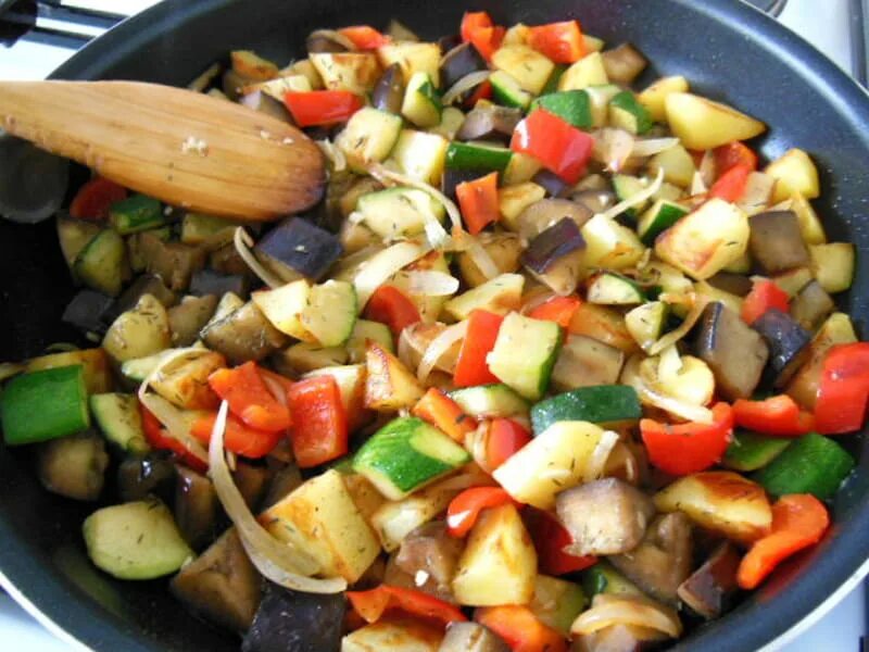 Тушеные овощи. Овощное рагу на сковороде. Овощи тушеные на сковороде. Овощи на сковороде фото.