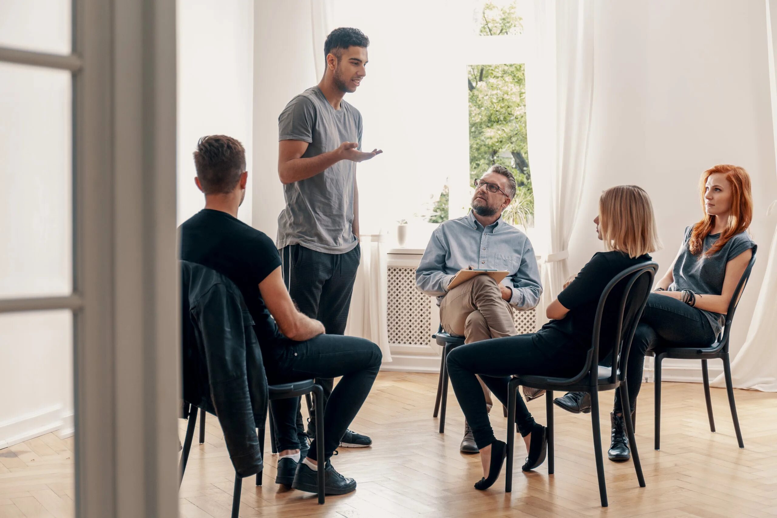 психотерапия. психолог общение с людьми. группа людей у психолога. психолог общение с людьми. тренинги по психологии.