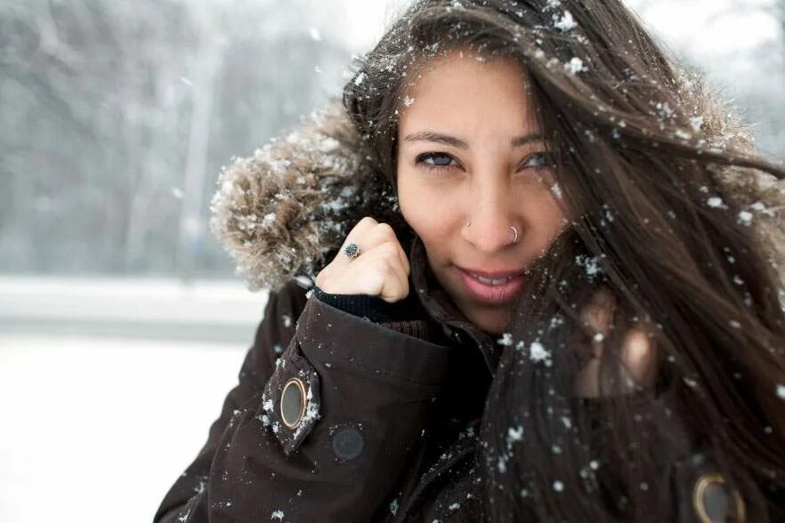 Волосы как снег. Hairy winter. Волосы зимой. Hairy winter. Девушка и снегопад.