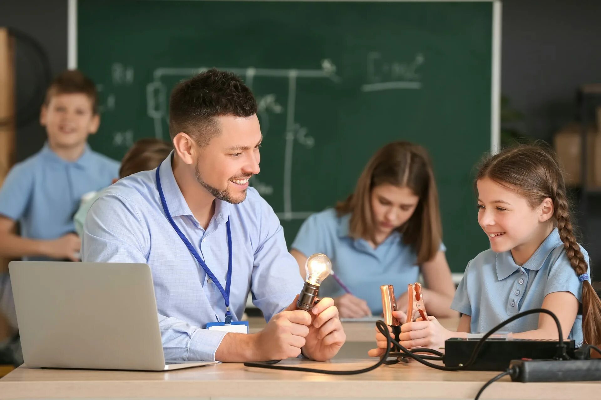 Преподаватель не проводит занятия. Преподавание. учитель проводит урок. урок физики. ученик на уроке химии.