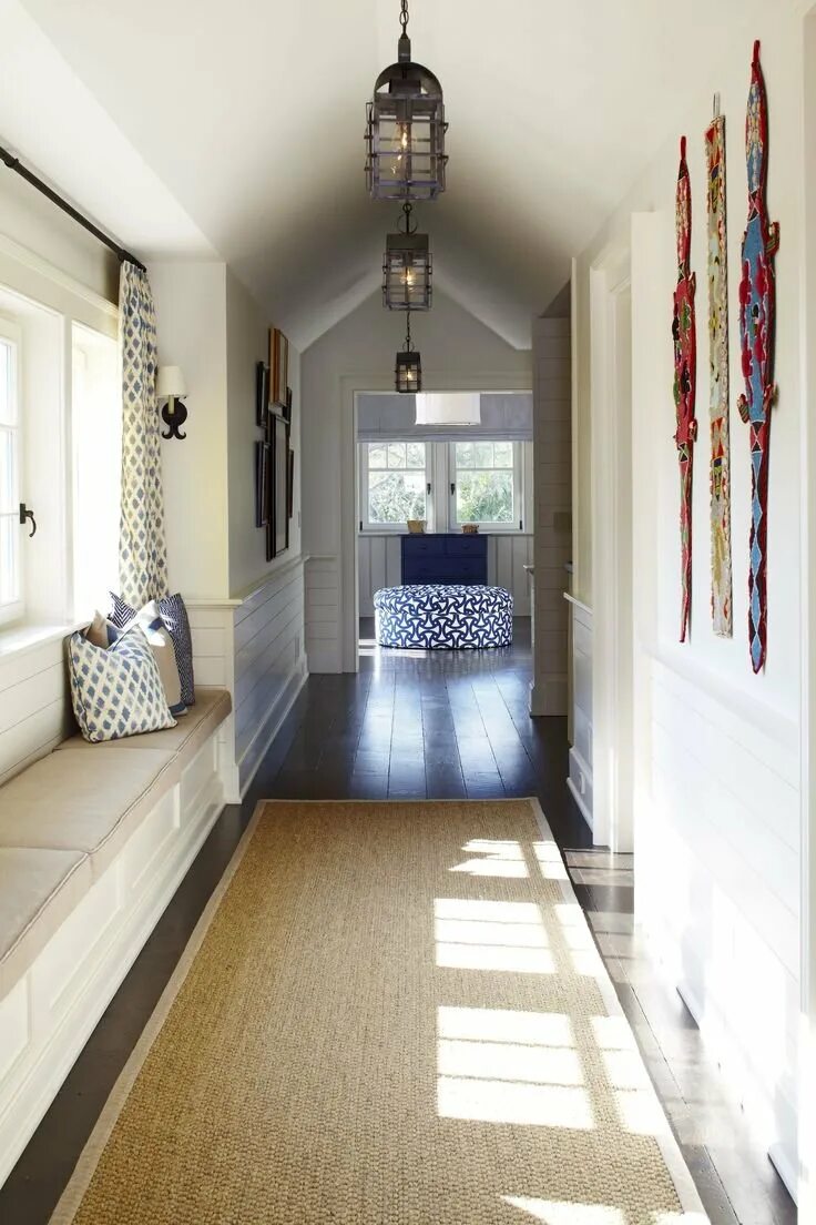 Узкая длинная комната. Узкая длинная комната. Длинные комнаты дизайнерские решения. Зонирование узкой комнаты. М.