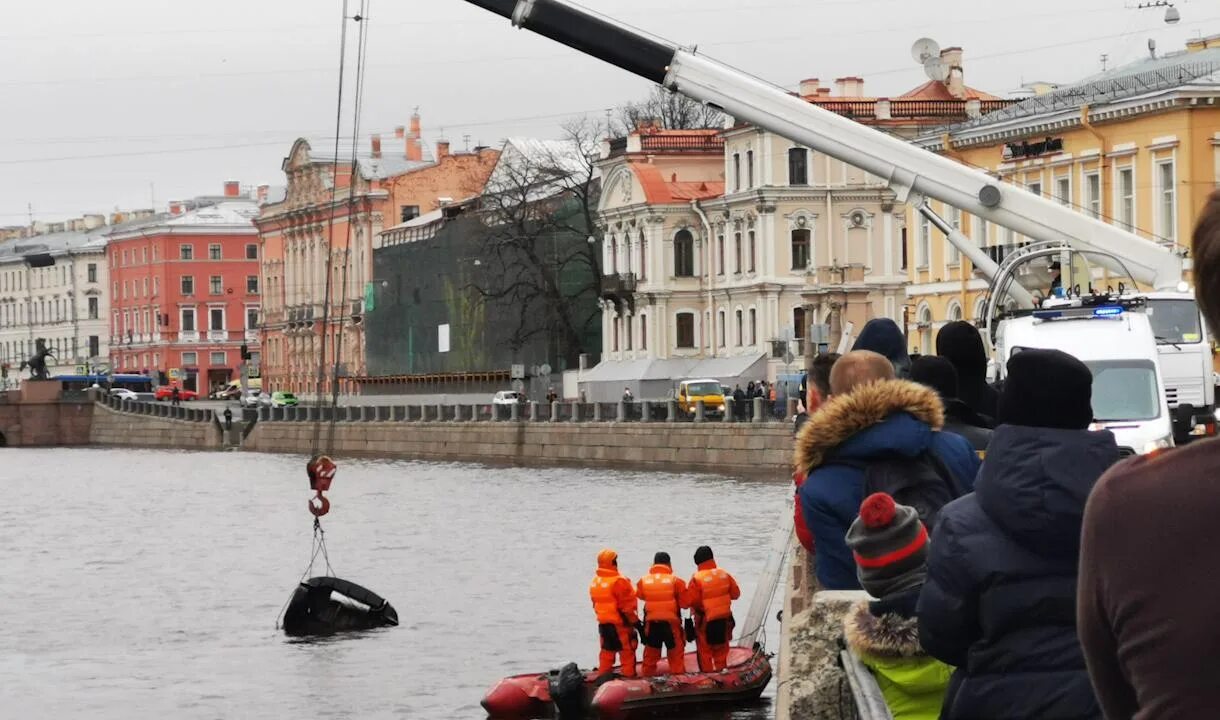 Фонтанка Питер. Кран упал в Фонтанку. Фонтанка происшествия СПБ. Замерзает река Фонтанка. Сайт фонтанка ру