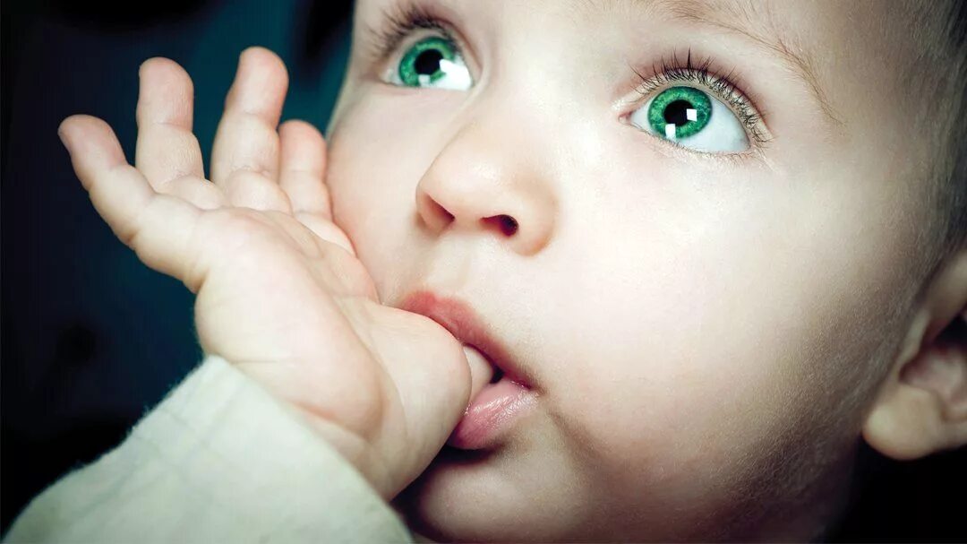 Ребенок с пальцем во рту. Сосание пальца. Сосание пальца у детей. Дети с пал цем во рту. Отсасывать палец