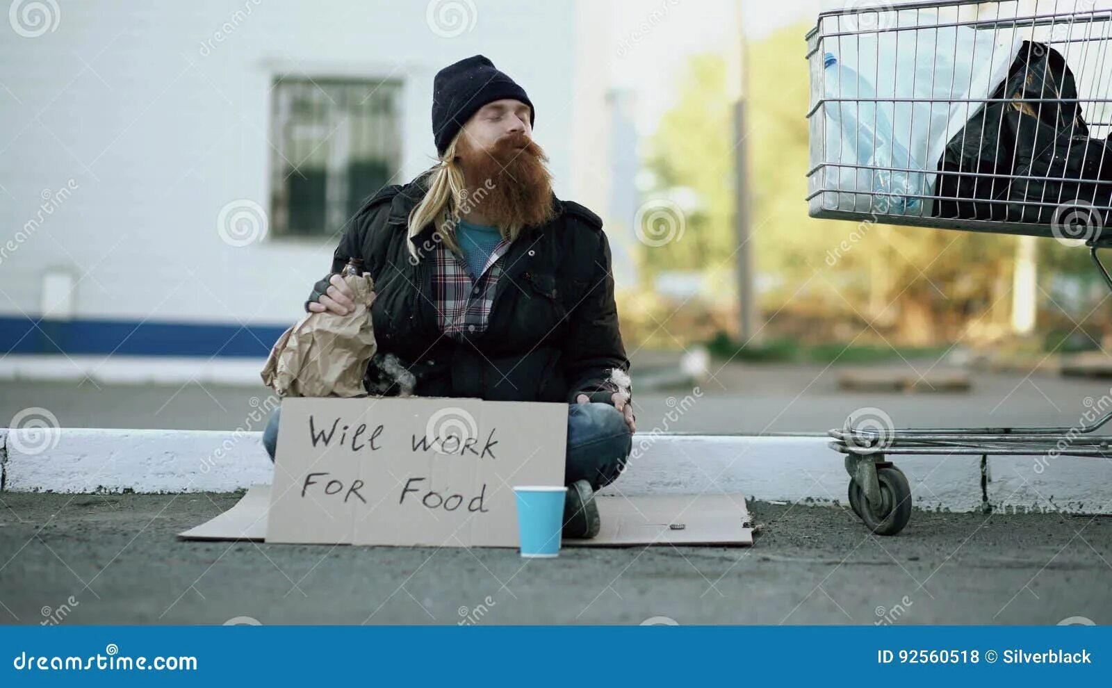 Нищий с протянутой рукой. Бездомный просит денег. Профессиональные попрошайки. Человек просит денег. Бомжам дают деньги