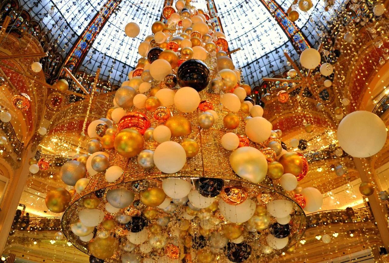 Украшенная галерея. Галерея Лафайет Париж Рождество. Новогодняя елка галерея Лафайет. Елка в галерее Лафайет. Елка в Галери Лафайет 2015 года.