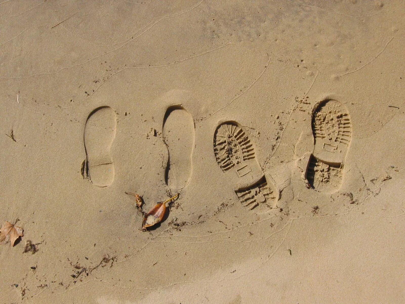 След в истории. Следы от обуви на песке. Дорожка следов на песке. Фотосъемка дорожки следов обуви. Фотографирование дорожки следов.