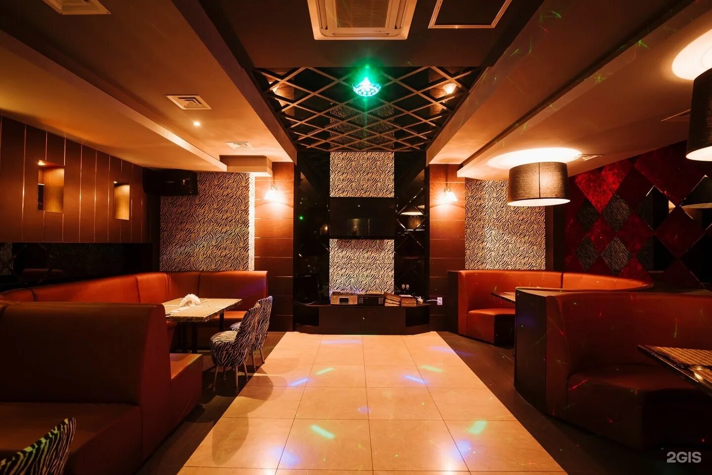 венецианский дворик южно-сахалинск ресторан. универсал южно-сахалинск караоке. пять звезд южно-сахалинск ресторан. универсал ресторан 5 звезд южно-сахалинск. караоке бар.