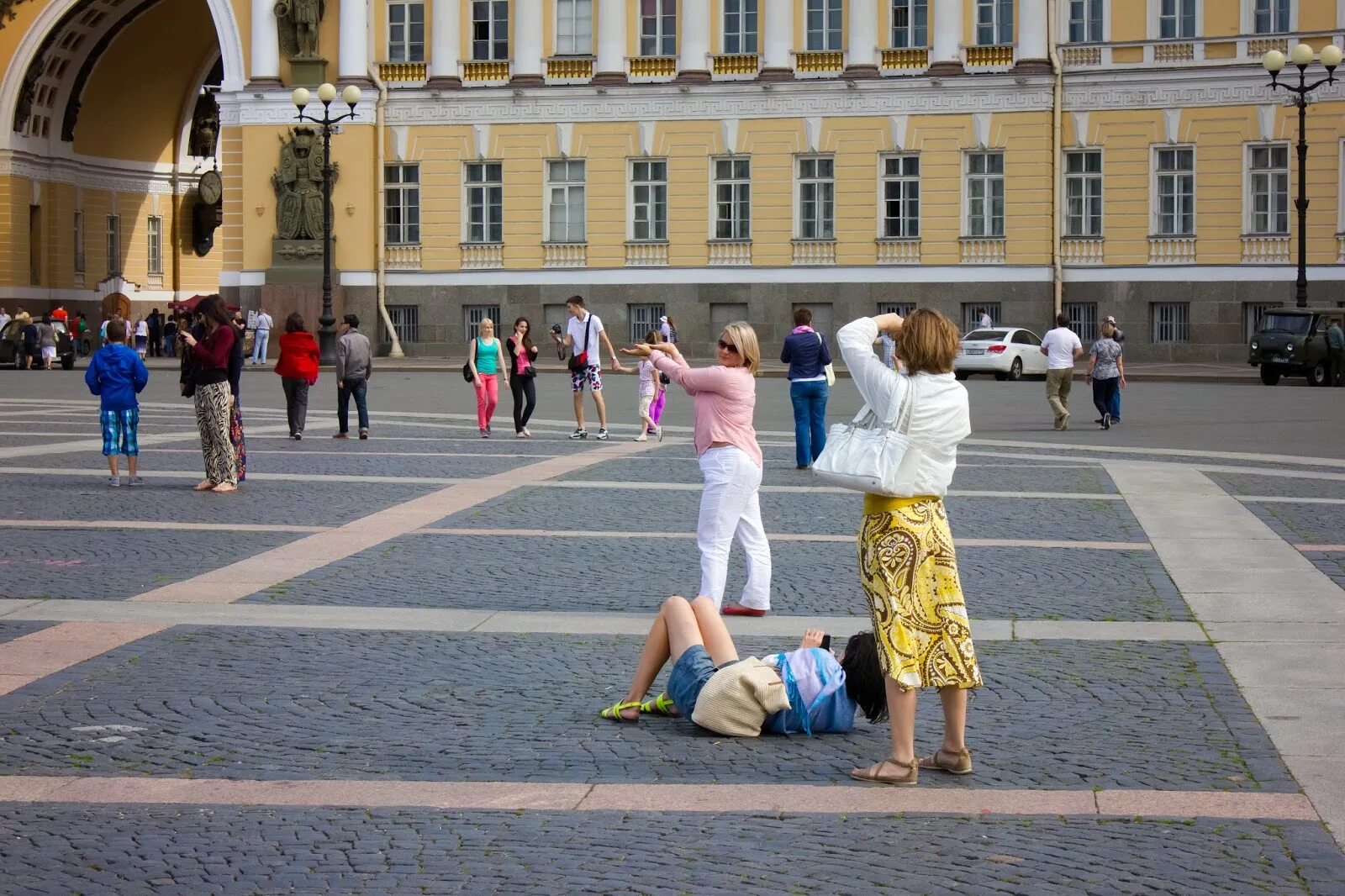 Сходить санкт петербурге сегодня. Туристы в Санкт-Петербурге. Петербург люди. Прогулка по Питеру. Люди в Питере летом.