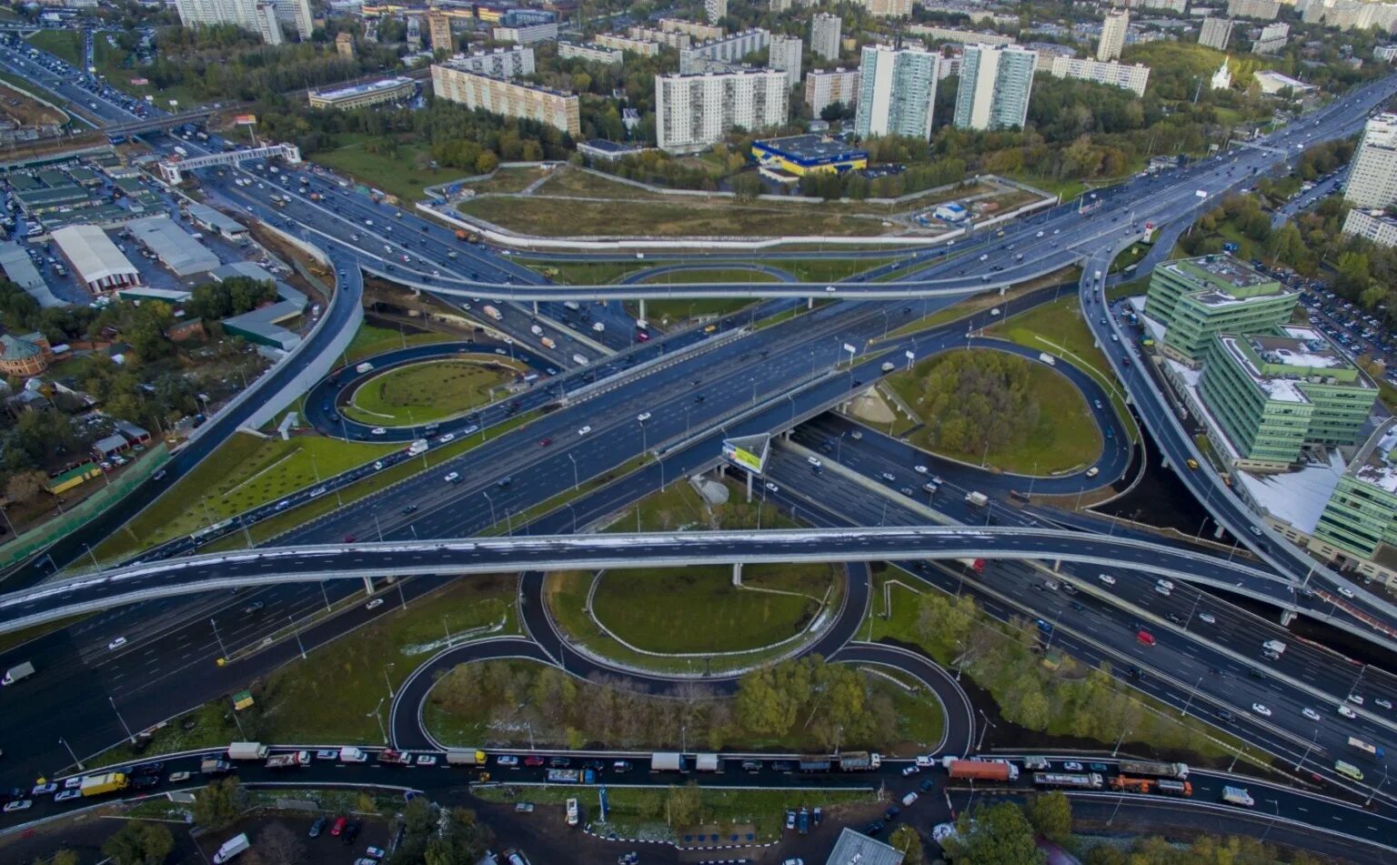 Название дорог в москве. Московские развязки МКАД. Транспортная развязка МКАД. Московская Кольцевая автодорога. Кольцевая автодорога МКАД.