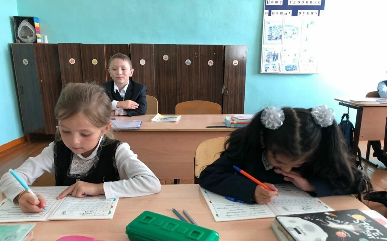 в этом году школьникам. школьники в школе. школьные каникулы 2021-2022 учебный год. расписание каникул 2020-2021. каникулы у школьников 2020-2021 учебный год.