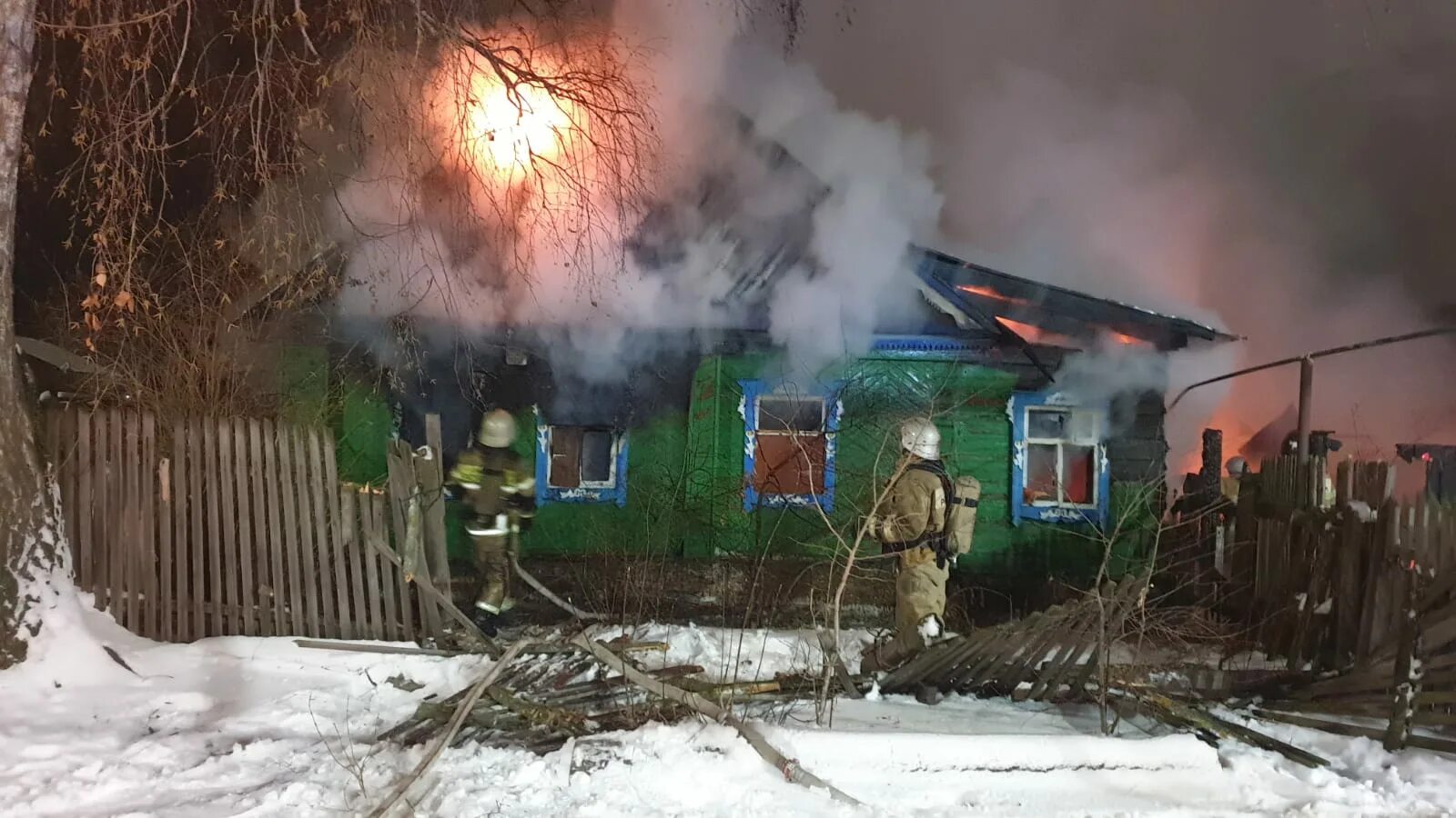 Пожар в частном доме. Pajar v Dome. Сгоревший частный дом. Дом горит. Дом 02.03 2024 ночной