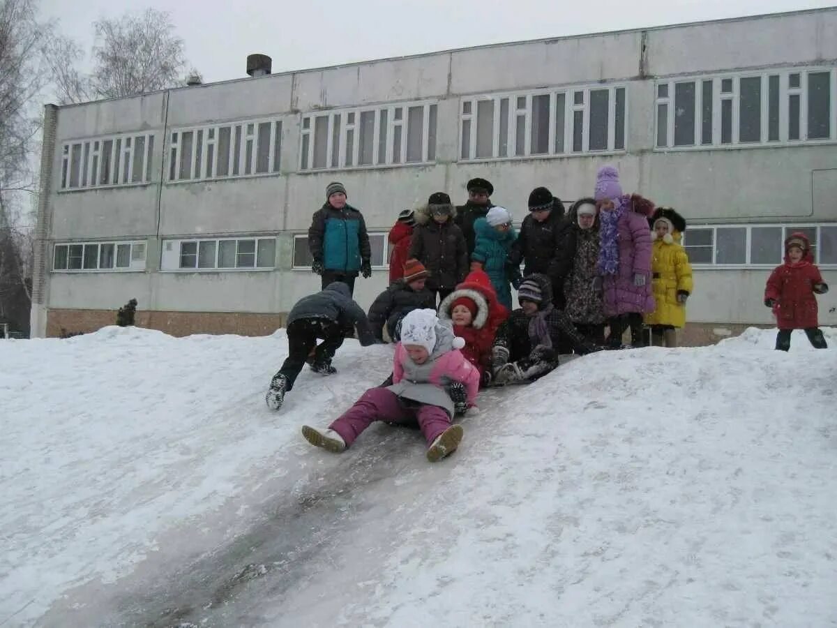 Зимние каникулы в школе. Школьники зима. Ученики около школы зимой. Зимние каникулы школьники. Каникулы в школах оренбурга