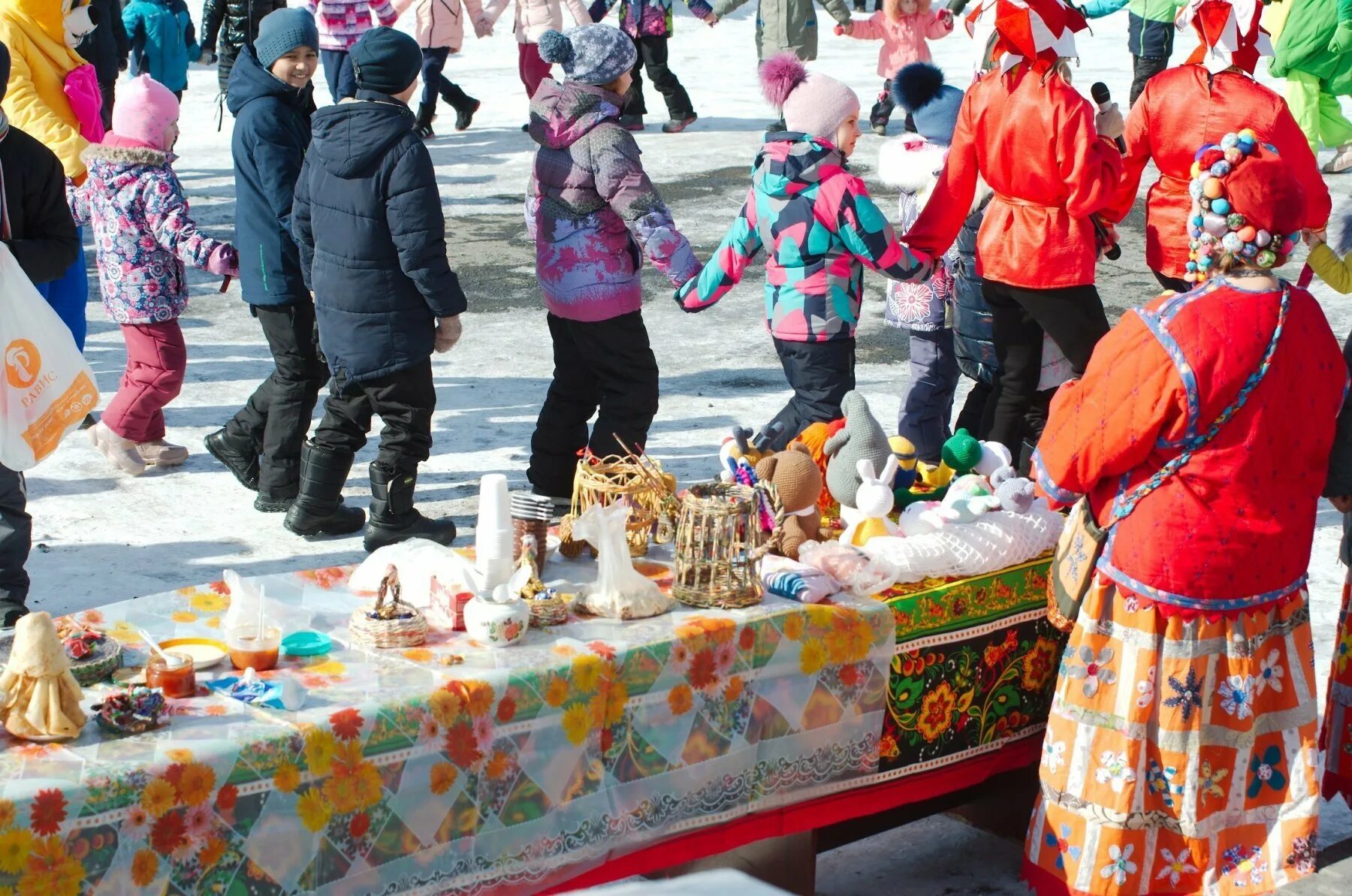 Масленичные гуляния в школе. Масленица. Праздник Масленица. Празднование Масленицы. Масленица фотосессия.