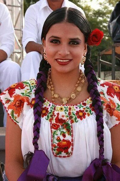 24 Mexican Women's Hairstyles Vintagetopia Mexican hairstyles, Crown hairstyle