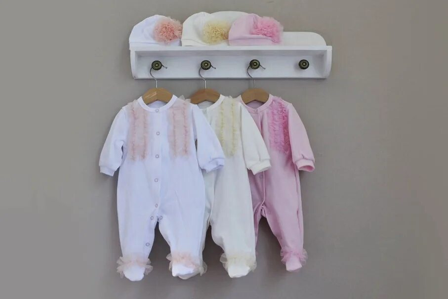 Вещи для новорожденных. Детская одежда на вешалке. Вешалки для одежды новорожденных. Гардероб для новорожденных.