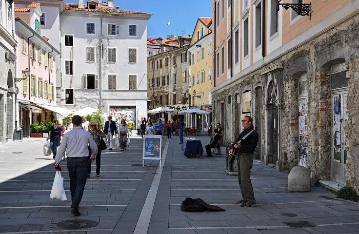 La bene. Trieste Италия. Улицы Триеста. Триест Словения. Триест улицы города.