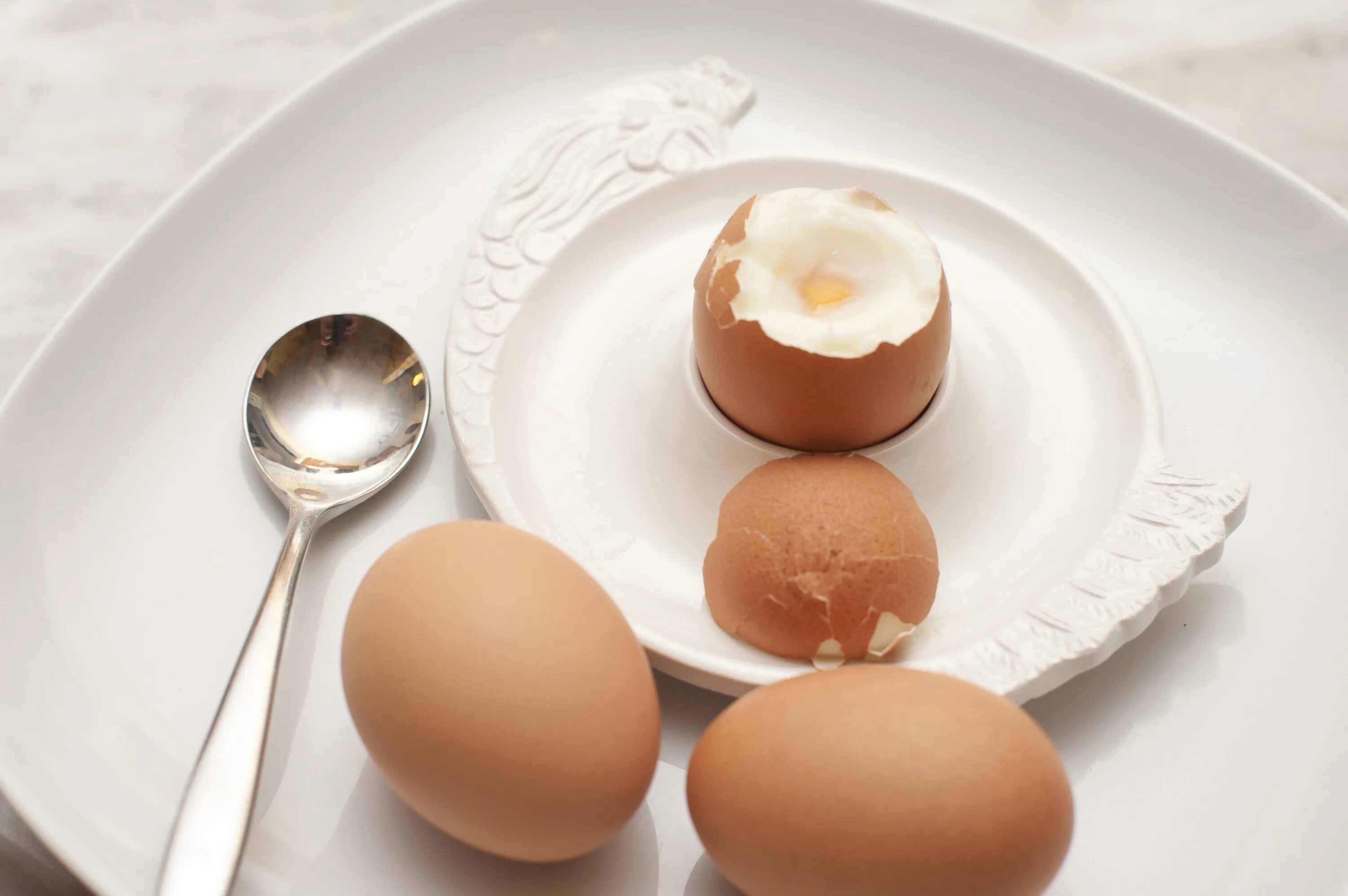 Вареные яйца с маслом. Яйца вкрутую. Яйца всмятку. Яйцо отварное с маслом подача. Можно есть яйца каждый день на завтрак