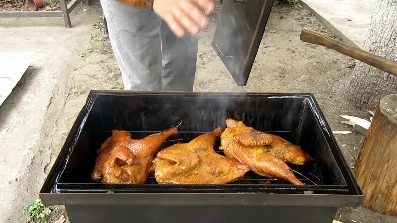 Курица целиком в коптильне. Копчение курицы в коптильне горячего копчения. копченая курица в коптильне. коптильня горячего копчения.