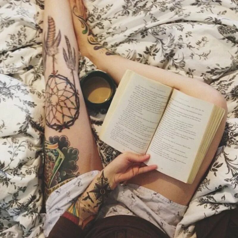 Татуировка читать. Тату девушка с книгой. тату девочка с книгой. книжная тема тату для девушек. книга с татуировками для девочек.