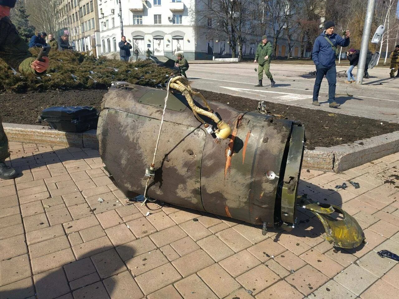 Кассетная бомба точка у. Удар по центру Донецка 14.03.2022. Военное ревю 14.03 2024