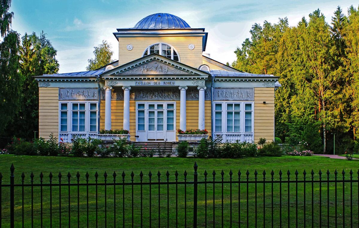 Институт семьи павловск. Павловск Павловский парк розовый павильон. Розовый павильон в Павловске. Розовый павильон Воронихин. Павловский дворец розовый павильон.