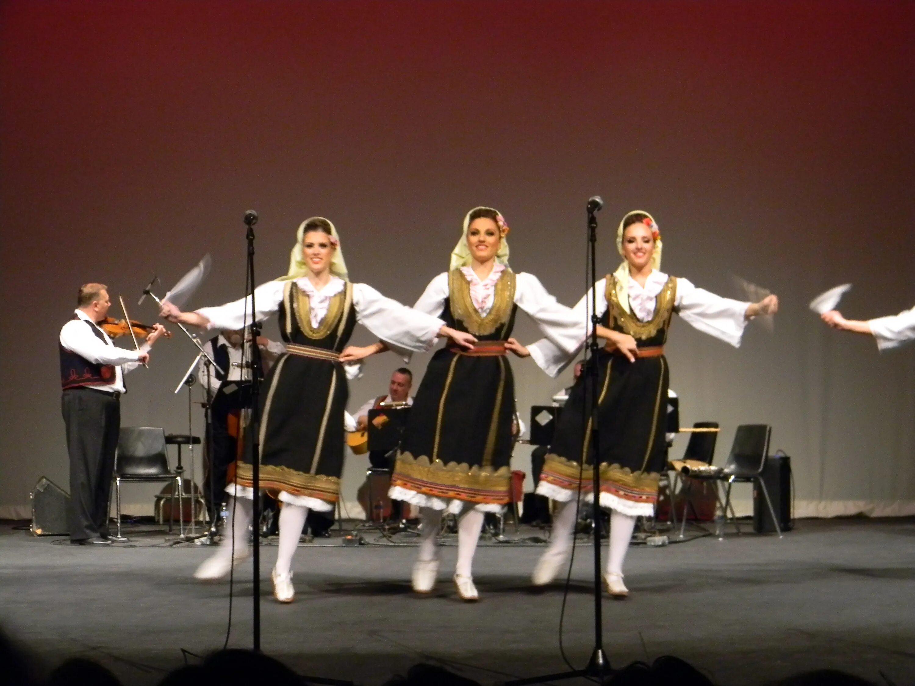 Коло танец сербов. Сербский ансамбль коло. Культура народа сербии. Хорватские народные танцы. Сербский костюм для танца.