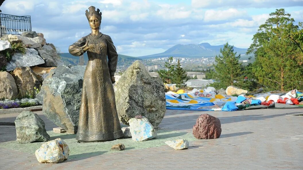 Бажова нижний тагил. Горный парк Бажова в Златоусте. Парк Бажова Златоуст хозяйка медной горы. Горный парк имени Бажова в Златоусте памятник. Златоуст Челябинская область парк имени Бажова.