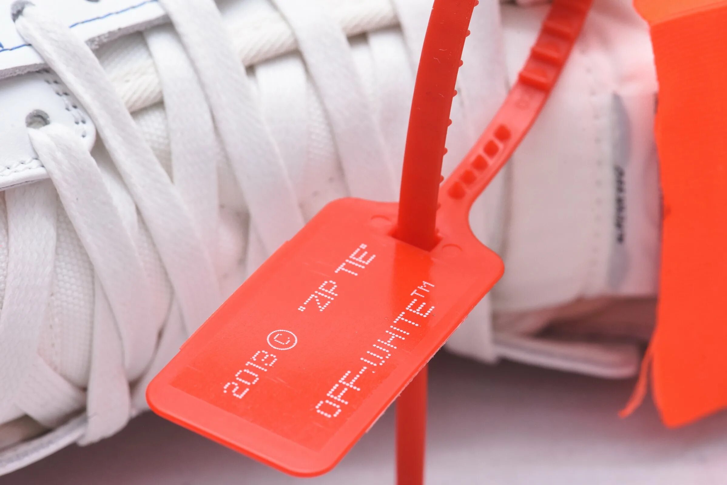 Пломба off White. Off White Nike с биркой. Бирка off White zip Tie. Nike off White пломба. Бирка на обуви