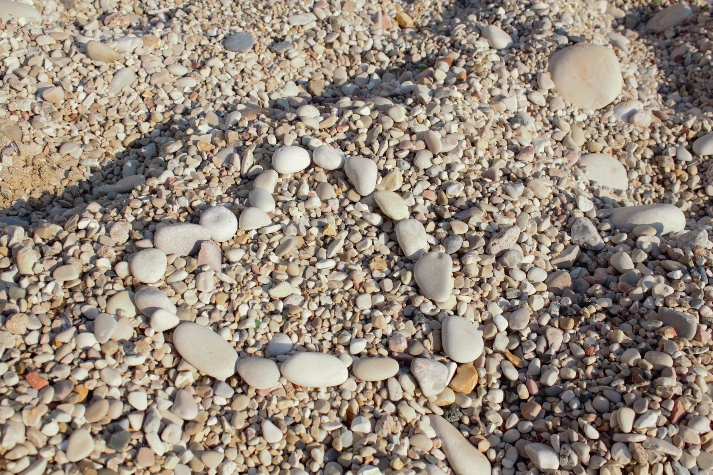 Form stones. Сердце из камней на пляже. Сердечко из камушка на море. Сердце из камушков на пляже. Сердце пляж камни.