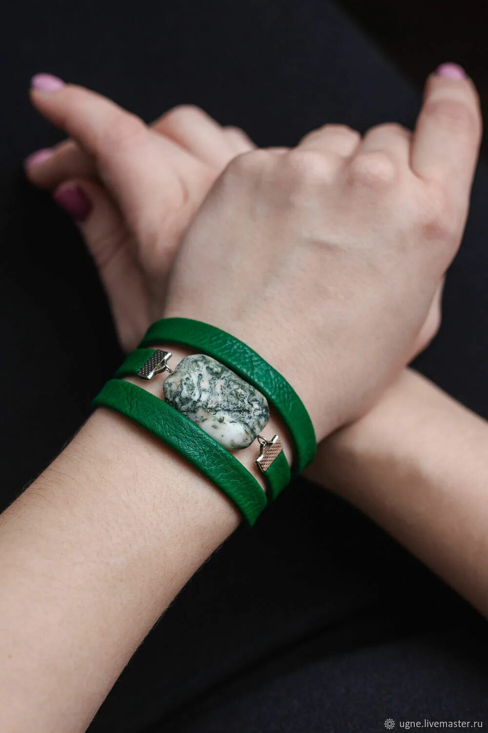 Зеленый браслет. Браслет мужской зеленый. Зеленые браслт. Зеленые браслеты на руку.