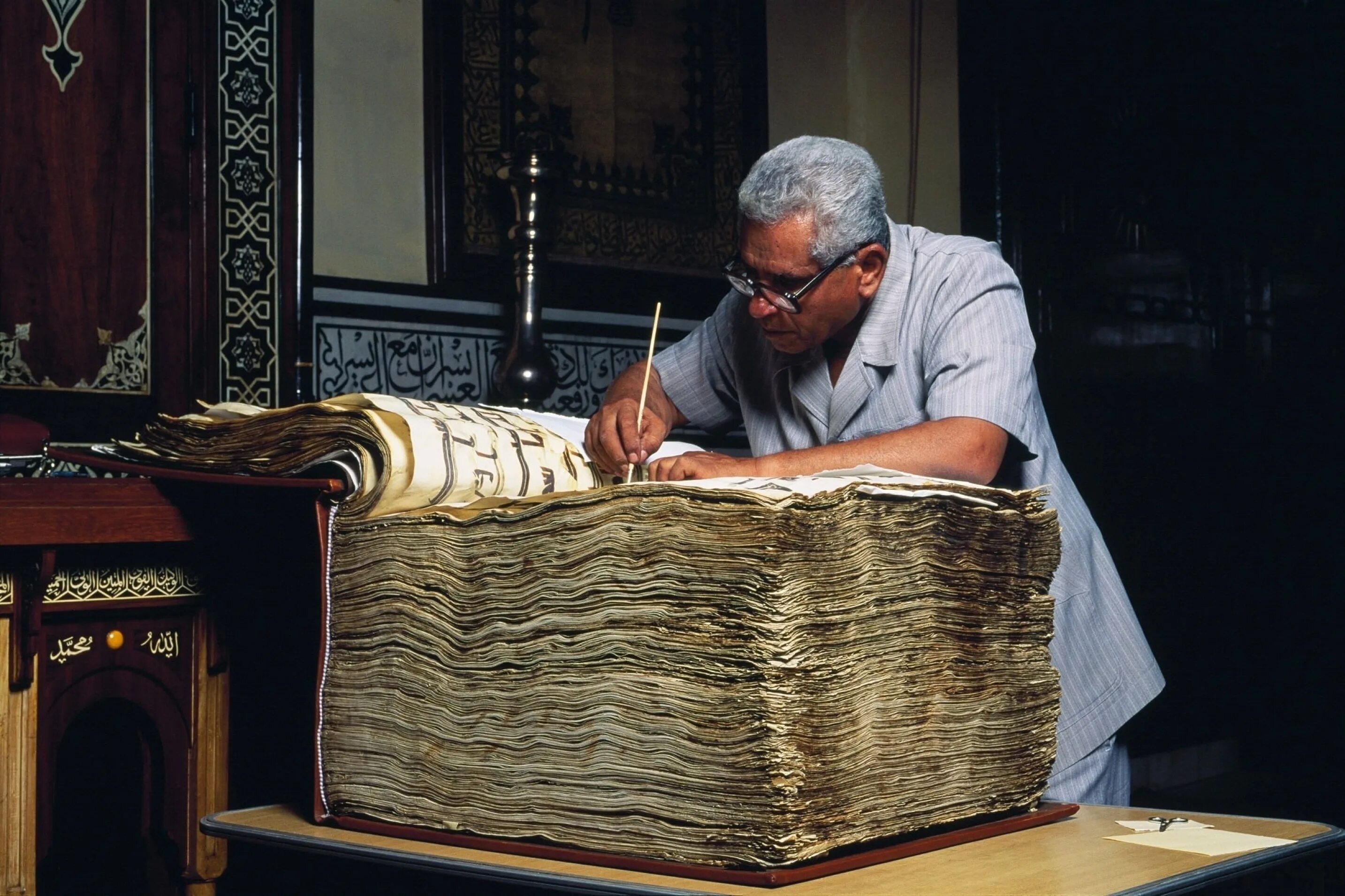 Самая длинная книга. Монах Габриэль Челани. Огромная книга. Самые большие книги. Древние огромные книги.