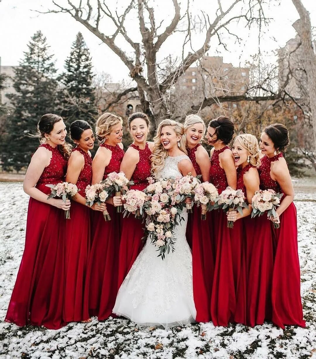 Цвет свадьбы фото. Свадьба в Красном цвете. Подружки невесты в Красном. Свадьба кв Красном цвете. Платья подружек невесты зимой.