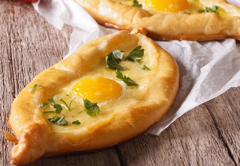 Хачапури тавадури. Хачапури пышная. Гулиани хачапури. Хачапури из дрожжевого теста. Грузия хачапури пеновани.