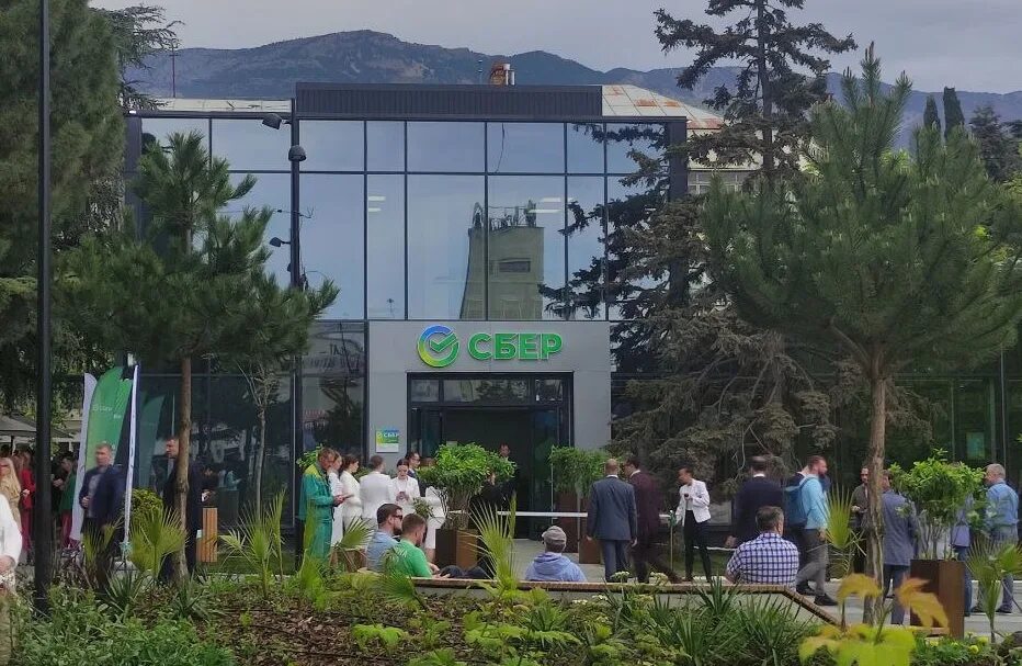 Новый офис сбербанка. Офис сбера в крыму. Сбербанк откроют в крыму. Открытие сбербанка в крыму. Офис сбербанка в крыму.