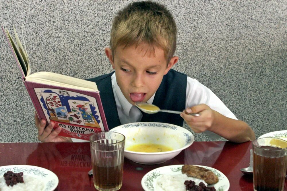 тяжелая учеба. мой ребенок не хочет есть. девочка завтракает. завтрак для детей. младенец кушает.