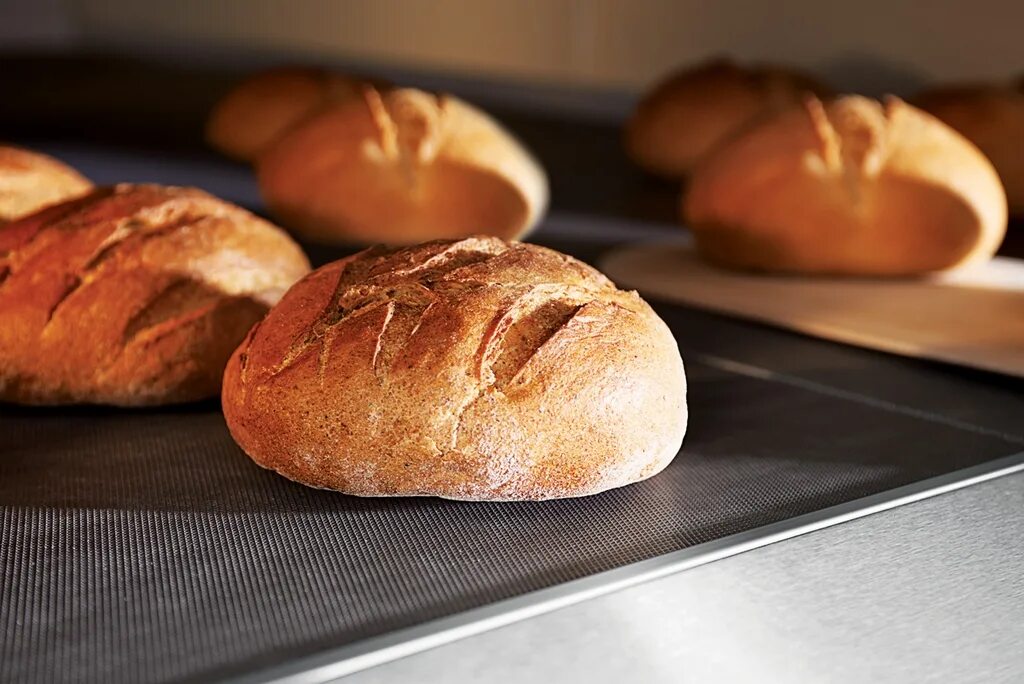 Подовый хлеб это какой. Подовые хлебобулочные изделия. Выпечка подового хлеба. Подовый хлеб. Печь для выпечки хлеба.