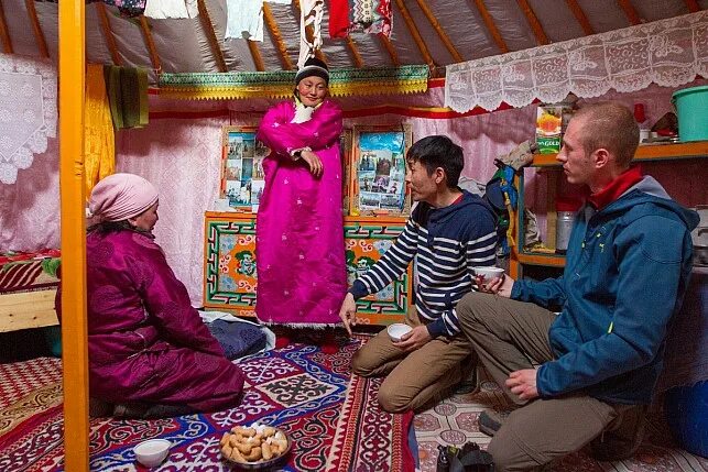 Asia life. Средняя Азия люди. Средняя Азия жизнь. Путешественник в средней Азии. Азия манахтарыфилм.