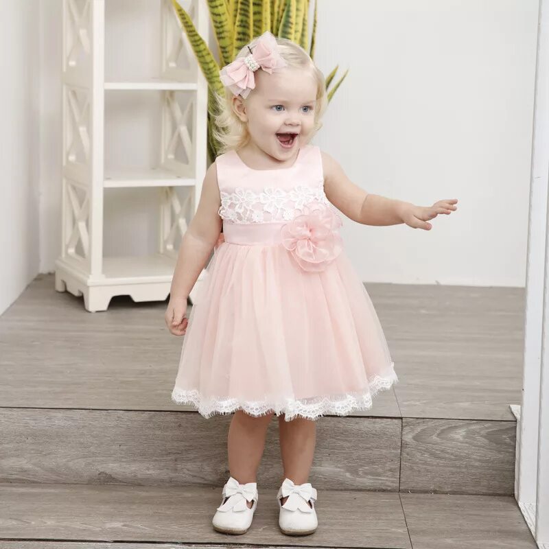 Маленькая девочка в розовом платье. Красивые платья для девочек. Маленькая девочка в розовом платье. Девочка в розовом платьице. Маленькая девочка в розовом платье.